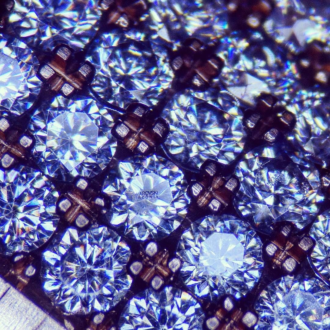 Pavé under high magnification, beads holding every stone.