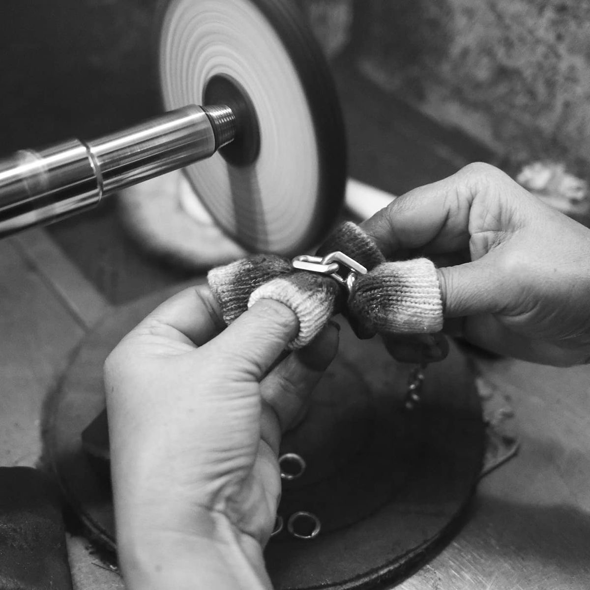 Machine polishing of the piece.